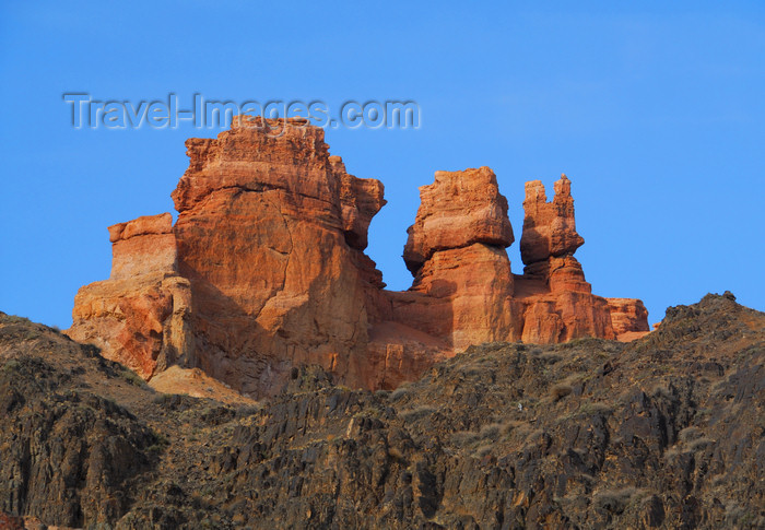 kazakhstan115: Kazakhstan, Charyn Canyon: Valley of the Castles - 'castle' with four towers - harder volcanic rocks at the bottom and softer sedimentary rocks at the top - photo by M.Torres - (c) Travel-Images.com - Stock Photography agency - Image Bank