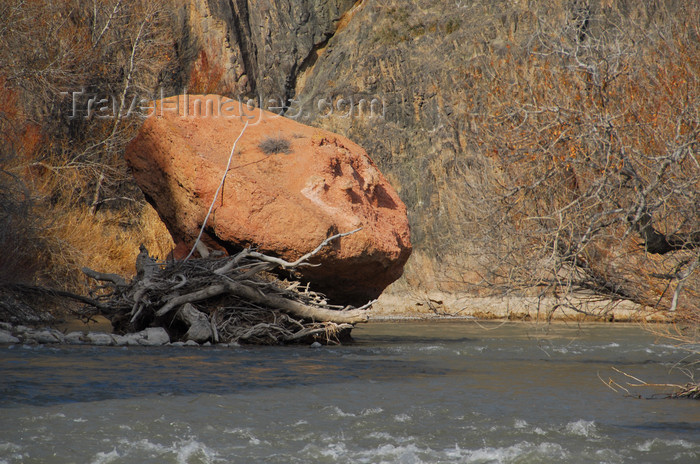 kazakhstan117: Kazakhstan, Charyn Canyon: Valley of the Castles - giant boulder by the Charyn river - photo by M.Torres - (c) Travel-Images.com - Stock Photography agency - Image Bank