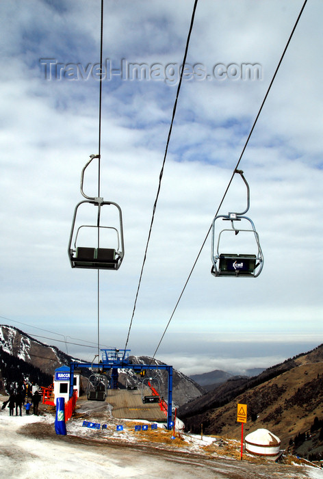 kazakhstan143: Kazakhstan - Chimbulak ski-resort, Almaty: chairlift - 2nd stage, - photo by M.Torres - (c) Travel-Images.com - Stock Photography agency - Image Bank