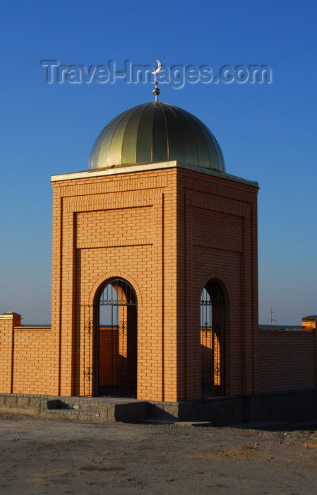 kazakhstan179: Kazakhstan, Shelek - Engbekshikazakh district, Almaty province: Muslim cemetery - tomb with gilded dome - photo by M.Torres - (c) Travel-Images.com - Stock Photography agency - Image Bank