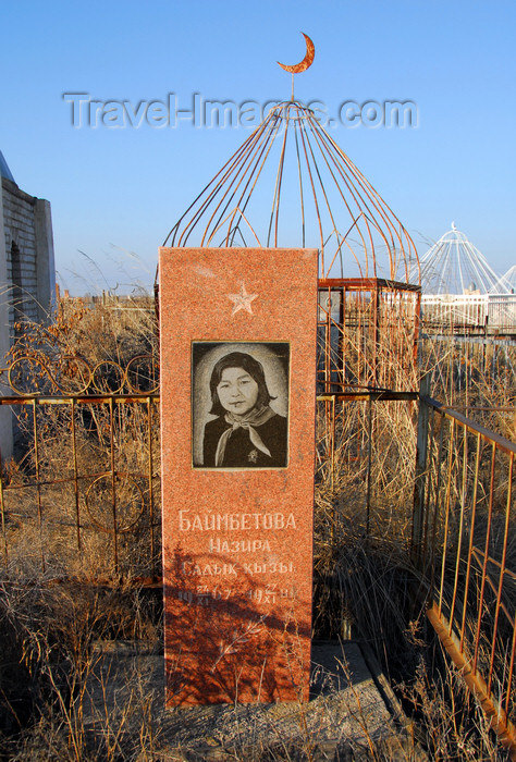 kazakhstan181: Kazakhstan, Shelek, Almaty province: Muslim cemetery - Soviet tomb for a teenage girl - pioneer - photo by M.Torres - (c) Travel-Images.com - Stock Photography agency - Image Bank