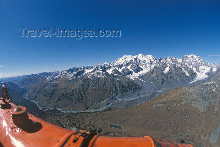 kazakhstan19: Kazakhstan - Belukha Mountain / Muztau - East Kazakhstan oblys: Katun Range - highest peak of the Altay Mountains - part of the World Heritage Site entitled Golden Mountains of Altai - Kazakhstan-Russia border - from the air - Russia from the Kazakh side of the border - glacier - photo by Vladimir Sidoropolev - (c) Travel-Images.com - Stock Photography agency - Image Bank