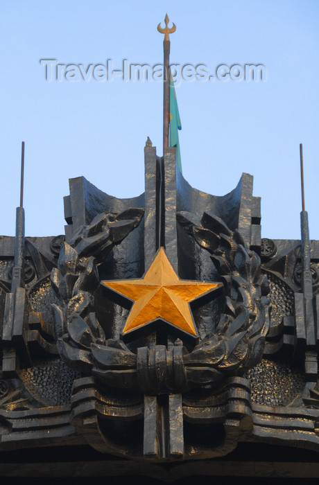 kazakhstan296: Kazakhstan, Almaty: 28 Panfilov Heroes' Park - triumphal arch - Soviet star - photo by M.Torres - (c) Travel-Images.com - Stock Photography agency - Image Bank