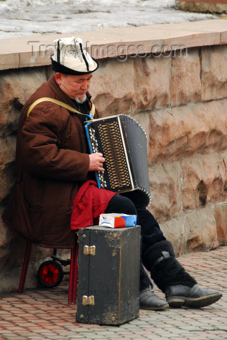 kazakhstan320: Kazakhstan, Almaty: Arbat - Zhybek-Zholy, or Silk road street - accordion player - street musician with Kazakh hat - photo by M.Torres - (c) Travel-Images.com - Stock Photography agency - Image Bank