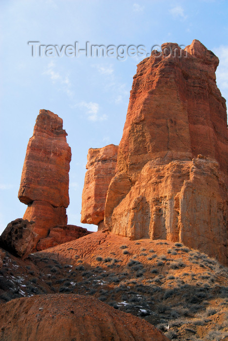 kazakhstan78: Kazakhstan, Charyn Canyon: Valley of the Castles - rock formations - tower and blade - photo by M.Torres - (c) Travel-Images.com - Stock Photography agency - Image Bank