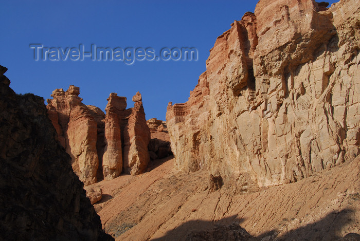 kazakhstan93: Kazakhstan, Charyn Canyon: Valley of the Castles - gorge and fairy chimneys - photo by M.Torres - (c) Travel-Images.com - Stock Photography agency - Image Bank