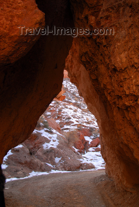 kazakhstan94: Kazakhstan, Charyn Canyon: Valley of the Castles - tunnel - photo by M.Torres - (c) Travel-Images.com - Stock Photography agency - Image Bank