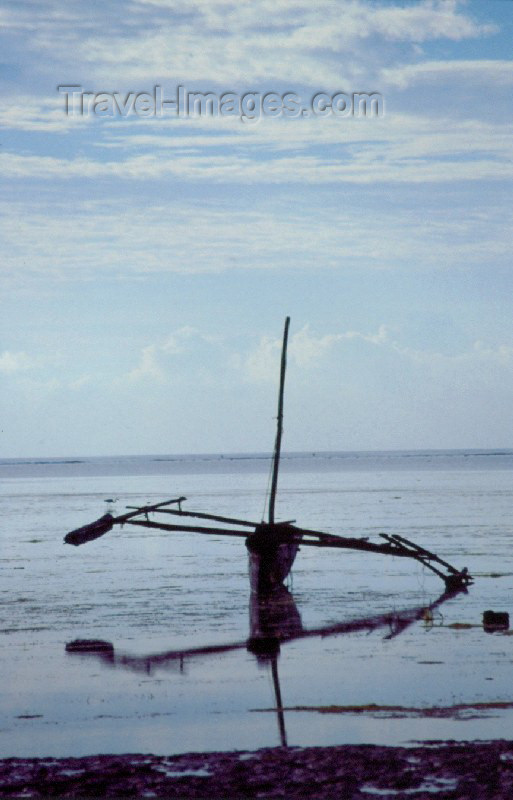 kenya11: Kenya - Kikambala: trimaran (photo by F.Rigaud) - (c) Travel-Images.com - Stock Photography agency - Image Bank