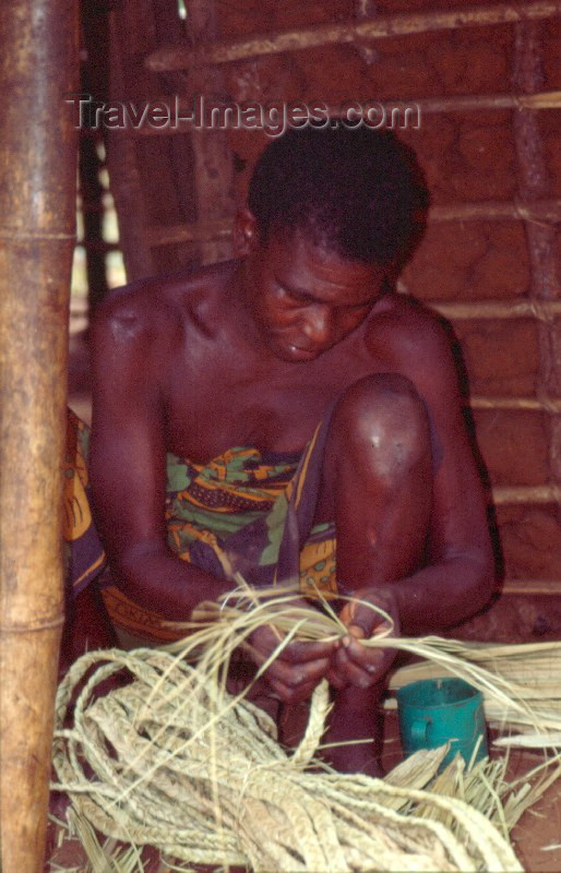 kenya14: Africa - Kenya - Kanamai, Mombassa: weaver at work - artisan - photo by F.Rigaud - (c) Travel-Images.com - Stock Photography agency - Image Bank