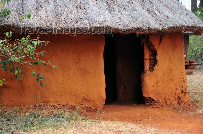 kenya167: Langata, Nairobi, Kenya: Kamba tribe huts - village reconstruction - Bomas of Kenya cultural complex - photo by M.Torres - (c) Travel-Images.com - Stock Photography agency - Image Bank