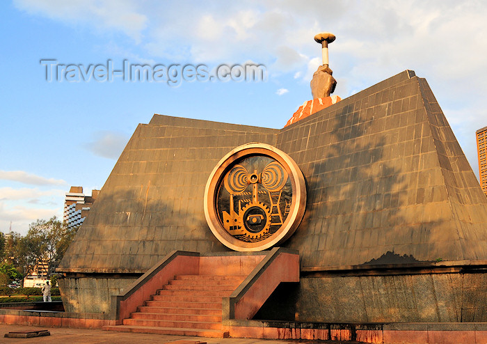 kenya19: Nairobi, Kenya: Nyayo Memorial - aka Footsteps Monument celebrating ten years of President Moi’s Nyayo philosophy and twenty-five years of independence - Central park - Uhuru Hwy. - photo by M.Torres - (c) Travel-Images.com - Stock Photography agency - Image Bank