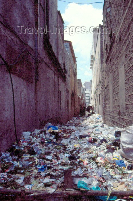 kenya30: Africa - Kenya - Nairobi: river of garbage - alley (photo by F.Rigaud) - (c) Travel-Images.com - Stock Photography agency - Image Bank