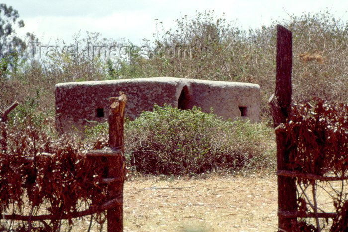 kenya39: Kenya - The Bomas of Kenya: Masai house (photo by F.Rigaud) - (c) Travel-Images.com - Stock Photography agency - Image Bank