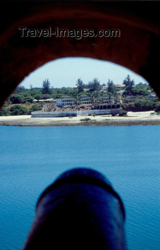 kenya6: Kenya / Quenia - Mombasa: Portuguese artillery - canon at Fort Jesus / artilharia Portuguesa no Forte de Jesus - photo by F.Rigaud - (c) Travel-Images.com - Stock Photography agency - Image Bank