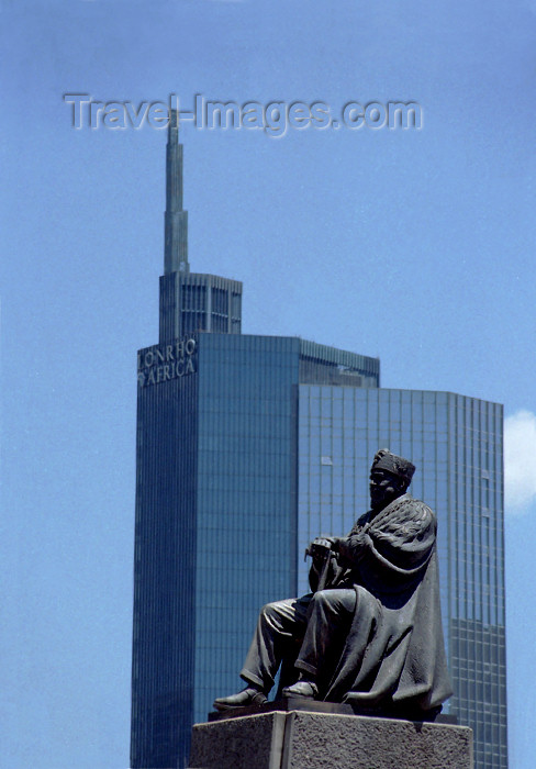 kenya60: Africa - Kenya - Nairobi: city square - statue of Jomo Kenyatta, the first President of Kenya, and Lonrho Africa building (photo by F.Rigaud) - (c) Travel-Images.com - Stock Photography agency - Image Bank