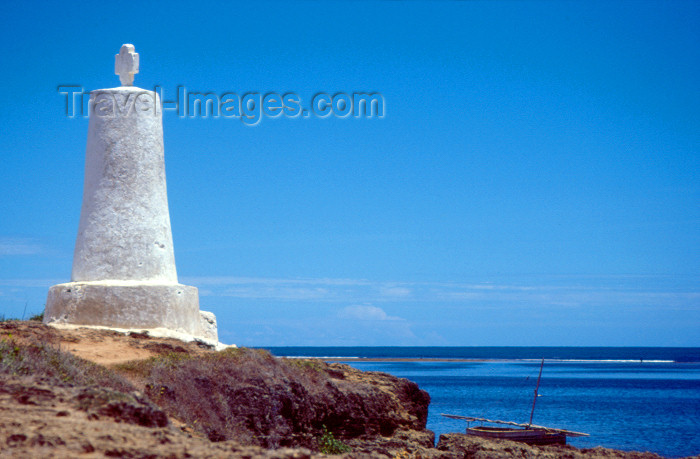 kenya66: East Africa - Kenya - Malindi / Melinde, Coast province: Portuguese Padrão - Vasco da Gama marker - remains of the Portuguese empire - vestígios do Império Português - Padrão Português na costa oriental de África - photo by F.Rigaud - (c) Travel-Images.com - Stock Photography agency - Image Bank