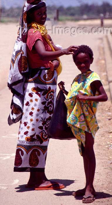 kenya69: East Africa - Kenya - Malindi / Melinde, Coast province: mother and daughter - people of Africa - photo by F.Rigaud - (c) Travel-Images.com - Stock Photography agency - Image Bank