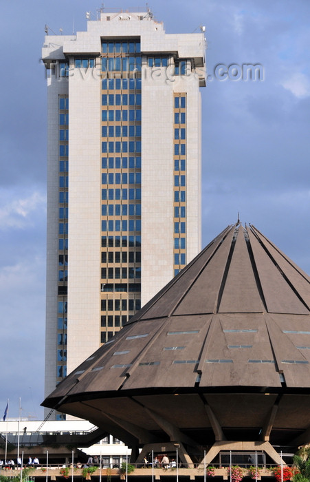 kenya95: Nairobi, Kenya: Times Tower Complex - Kenya Revenue Authority (KRA) and KICC flying saucer style auditorium - photo by M.Torres - (c) Travel-Images.com - Stock Photography agency - Image Bank