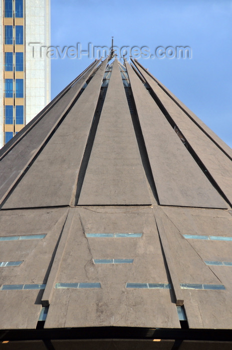 kenya96: Nairobi, Kenya: Kenyatta International Conference Center - KICC cone shaped auditorium - architect Karl H. Nostvik and Mutiso Menezes intl. - Harambee Avenue - photo by M.Torres - (c) Travel-Images.com - Stock Photography agency - Image Bank