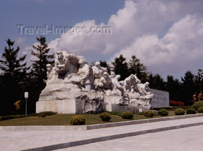 korean1: North Korea / DPRK - Taesong Mountains: Revolutionary Martyr's Cemetery (photo by M.Torres) - (c) Travel-Images.com - Stock Photography agency - Image Bank