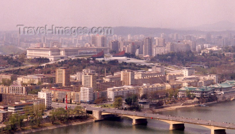 korean10: North Korea / DPRK - Pyongyang: Mansudae Grand Monument, Ongnyu restaurant and Ongnyu bridge (photo by M.Torres) - (c) Travel-Images.com - Stock Photography agency - Image Bank