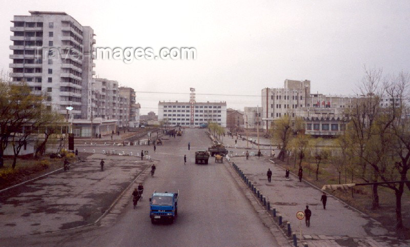 korean103: North Korea / DPRK - Sinuiju: central avenue (photo by M.Torres) - (c) Travel-Images.com - Stock Photography agency - Image Bank