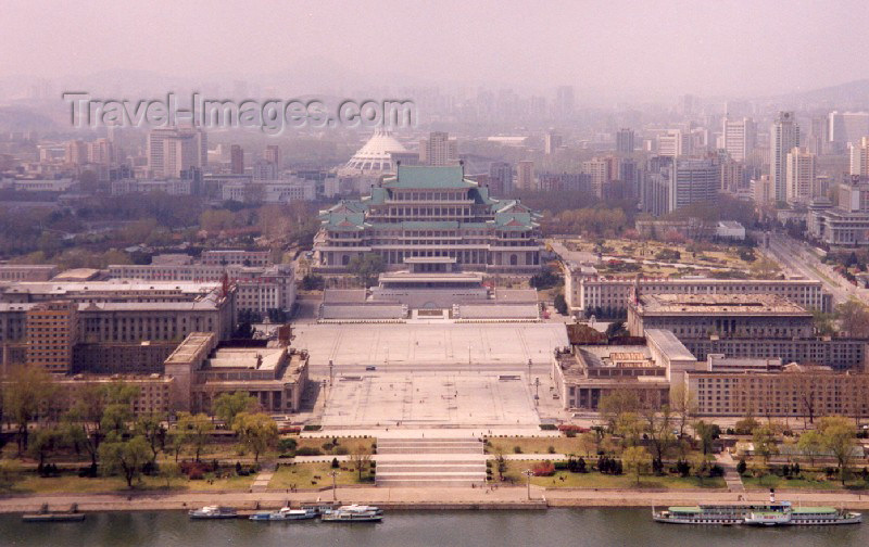 korean13: North Korea / DPRK - Pyongyang: Kim Il Sung square (photo by M.Torres) - (c) Travel-Images.com - Stock Photography agency - Image Bank