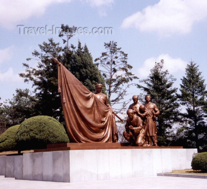 korean138: North Korea / DPRK - Taesong Mountains: Cemetery for revolutionary heroes - bronze (photo by M.Torres) - (c) Travel-Images.com - Stock Photography agency - Image Bank