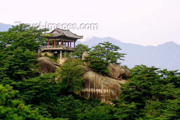 korean146: Samilpo lake: viewpoint on the Sea Diamond mountains - Haegeumgang  (photo by Rod Eime) - (c) Travel-Images.com - Stock Photography agency - Image Bank