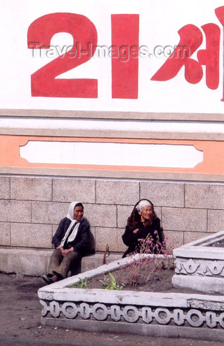 korean147: North Korea / DPRK - Chongju: peasants at the train station (photo by Miguel Torres) - (c) Travel-Images.com - Stock Photography agency - Image Bank