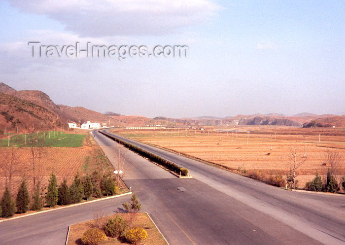 korean148: North Korea / DPRK - North Korea / DPRK - Kyomipo province: empty motorway (photo by Miguel Torres) - (c) Travel-Images.com - Stock Photography agency - Image Bank