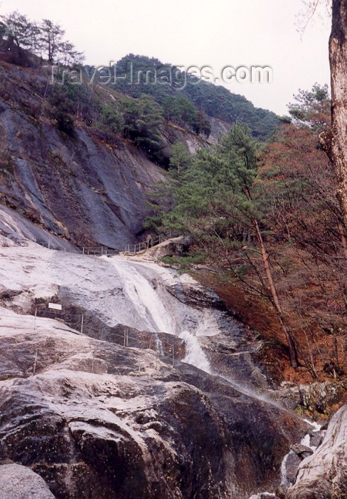 korean23: North Korea / DPRK - Myohyangsan (mysterious fragrance) mountains: waterfall (photo by M.Torres) - (c) Travel-Images.com - Stock Photography agency - Image Bank