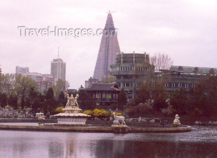 korean25: North Korea / DPRK - Pyongyang: Chongnyu restaurant - Ryugyong Hotel in the background (photo by M.Torres) - (c) Travel-Images.com - Stock Photography agency - Image Bank