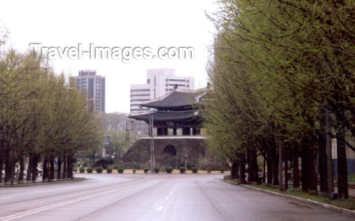 korean26: North Korea / DPRK - Pyongyang: Pothong Gate (photo by M.Torres) - (c) Travel-Images.com - Stock Photography agency - Image Bank