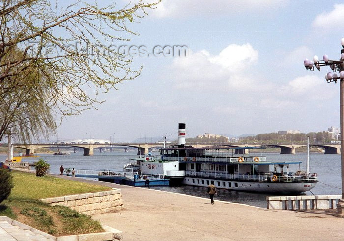 korean41: North Korea / DPRK - Pyongyang: Pleasure boat on the Taedong River and the Ongnyu bridge - background the May Day stadium (photo by M.Torres) - (c) Travel-Images.com - Stock Photography agency - Image Bank