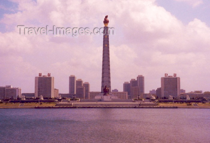 korean42: North Korea / DPRK - Pyongyang: Tower of the Juche Idea on the Taedong river - 150 metre-high stone obelisk - photo by M.Torres - (c) Travel-Images.com - Stock Photography agency - Image Bank