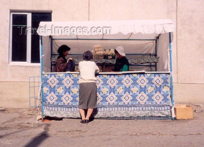 korean50: North Korea / DPRK - Pyongyang: women at a food stall (photo by M.Torres) - (c) Travel-Images.com - Stock Photography agency - Image Bank