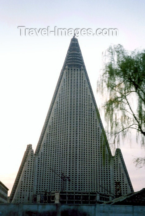 korean52: North Korea / DPRK - Pyongyang: unfinished Ryugyong hotel - designers: Baikdoosan Architects & Engineers (photo by M.Torres) - (c) Travel-Images.com - Stock Photography agency - Image Bank