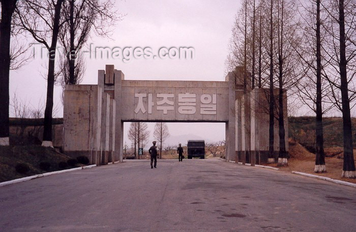 korean63: DPRK - Panmunjom: gate to the front line (photo by Miguel Torres) - (c) Travel-Images.com - Stock Photography agency - Image Bank