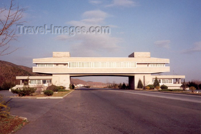 korean65: North Korea / DPRK - North Korea / DPRK - Motorway rest area (photo by Miguel Torres) - (c) Travel-Images.com - Stock Photography agency - Image Bank