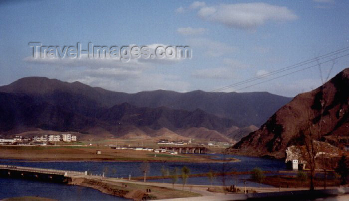 korean66: North Korea / DPRK - By the lake (photo by Miguel Torres) - (c) Travel-Images.com - Stock Photography agency - Image Bank