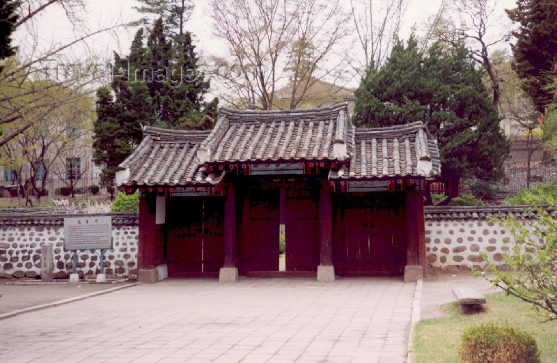 korean69: Democratic People's Republic of Korea - DPRK / Kaesong: Buddhist temple (photo by M.Torres) - (c) Travel-Images.com - Stock Photography agency - Image Bank