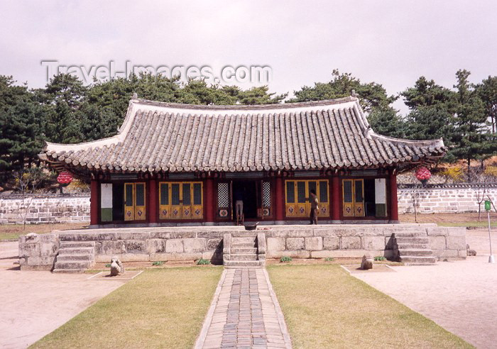 korean72: Democratic People's Republic of Korea - DPRK / Kaesong: museum (photo by M.Torres) - (c) Travel-Images.com - Stock Photography agency - Image Bank