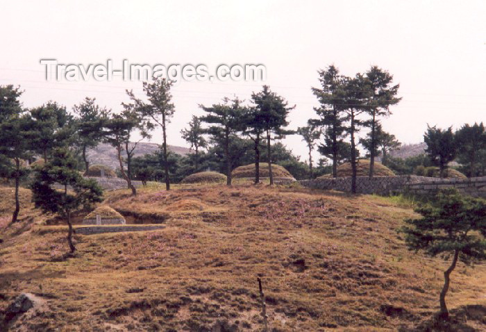 korean73: Democratic People's Republic of Korea - DPRK / Kaesong: cemetery (photo by M.Torres) - (c) Travel-Images.com - Stock Photography agency - Image Bank