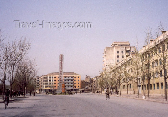 korean74: Democratic People's Republic of Korea - DPRK / Kaesong: boulevard (photo by M.Torres) - (c) Travel-Images.com - Stock Photography agency - Image Bank