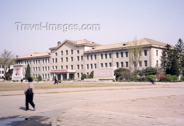 korean76: Democratic People's Republic of Korea - DPRK / Kaesong: square (photo by M.Torres) - (c) Travel-Images.com - Stock Photography agency - Image Bank