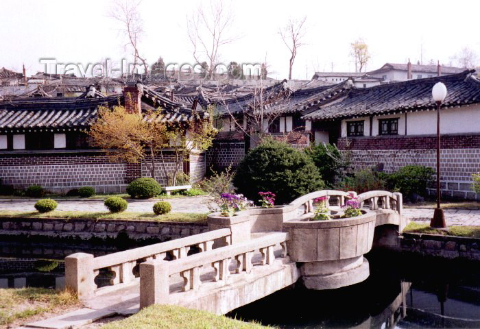 korean80: Democratic People's Republic of Korea - DPRK / Kaesong: bridge at the folk hotel (photo by M.Torres) - (c) Travel-Images.com - Stock Photography agency - Image Bank