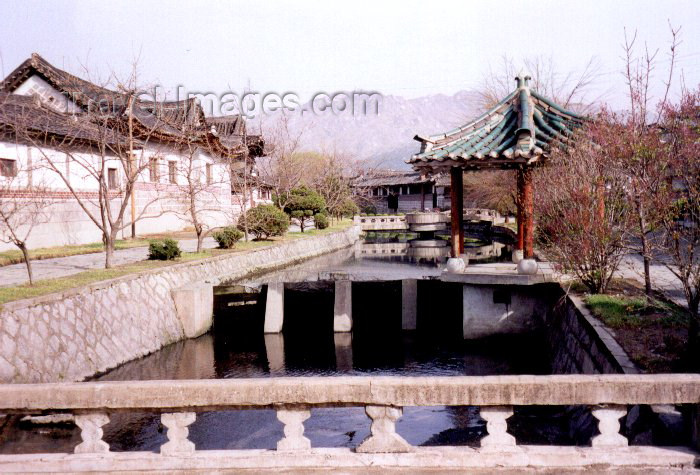 korean81: Democratic People's Republic of Korea - DPRK / Kaesong: folk hotel (photo by M.Torres) - (c) Travel-Images.com - Stock Photography agency - Image Bank