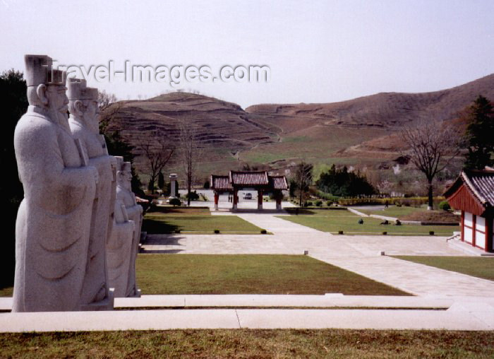 korean83: North Korea / DPRK - King Tongmyong mausoleum: guards (photo by M.Torres) - (c) Travel-Images.com - Stock Photography agency - Image Bank