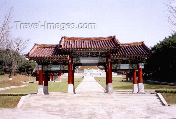 korean86: North Korea / DPRK - Tongmyong mausoleum: gate (photo by M.Torres) - (c) Travel-Images.com - Stock Photography agency - Image Bank